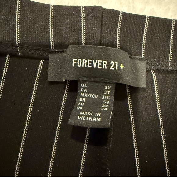 Forever 21 Black and White Pinstripe Leggings (NWOT) - Picture 3 of 5